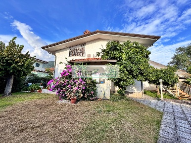 Foto Villa unifamiliare in Via Bonazzera, Pietrasanta di 280 m² in vendita