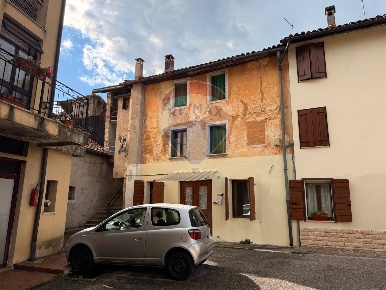Foto Appartamento in via per nogarè, Belluno Centro di 160 m² con 8 locali