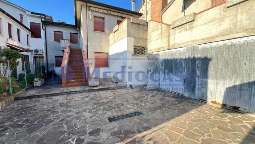Foto Appartamento in piazza giovan battista, Costa di Rovigo di 237 m²