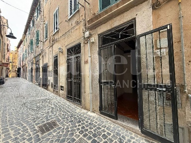 Foto Negozio in Via DEL BALUARDO 23, Nettuno Centro di 45 m² con 1 locali