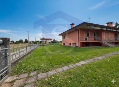 Foto Villa bifamiliare a Fontanafredda Vigonovo Fontanafredda di 130 m²