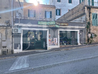 Foto Negozio in Via Acquaviva 7, Giulianova Centro di 140 m² con 2 locali
