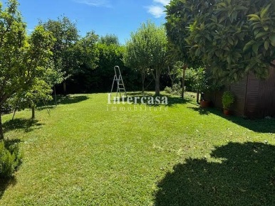 Foto Villa bifamiliare a Calci Centro di 180 m² con 8 locali in vendita