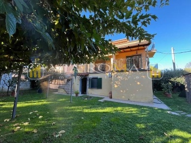 Foto Casa indipendente a Lucca Mugnano di 160 m² con 6 locali in vendita
