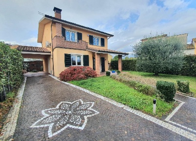 Foto Villa unifamiliare a Capannori Lammari - Lunata di 150 m² con 6 locali