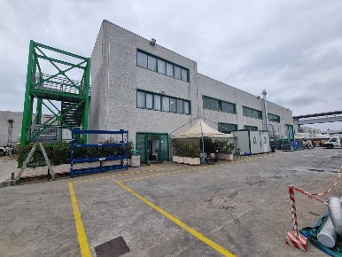 Foto Capannone industriale a Carrara Avenza di 868 m² con 7 locali