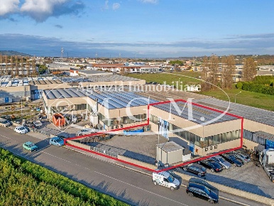 Foto Capannone industriale a Calcinaia di 240 m² con 1 locali in vendita