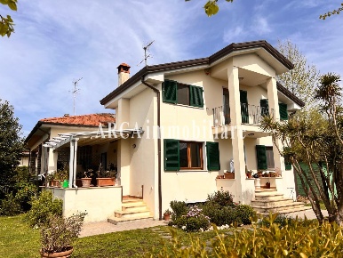 Foto Villa bifamiliare a Pietrasanta di 181 m² con 7 locali in vendita