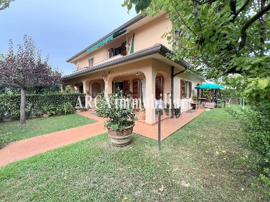 Foto Villa bifamiliare a Pietrasanta di 170 m² con 9 locali in vendita