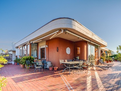 Foto Attico a Carrara Avenza di 145 m² con 5 locali in vendita