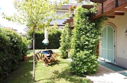 Foto Villa bifamiliare a Montignoso Cinquale di 200 m² con 7 locali