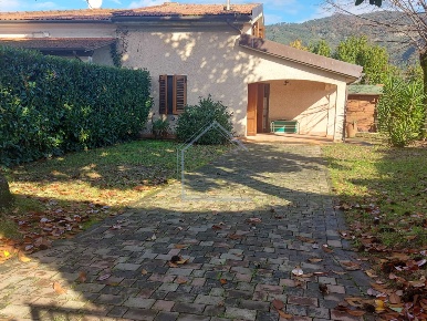 Foto Villa bifamiliare a Pietrasanta di 105 m² con 4 locali in vendita