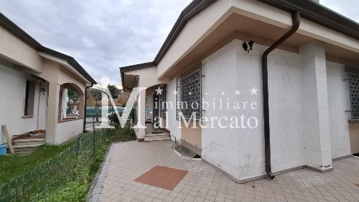 Foto Villa bifamiliare a Viareggio Torre del Lago di 130 m² con 6 locali