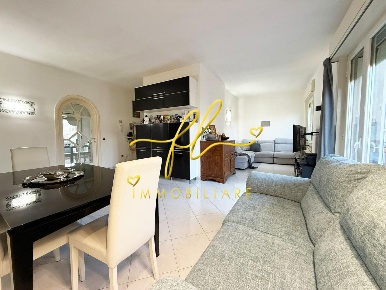 Foto Appartamento a Cecina Cecina Centro di 125 m² con 5 locali in vendita