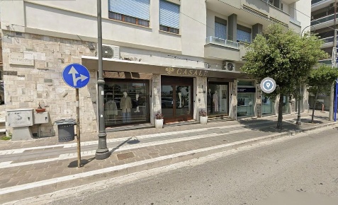 Foto Negozio a Formia Centro di 115 m² con 4 locali in affitto