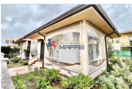 Foto Villa bifamiliare a Viareggio Torre del Lago di 120 m² con 5 locali