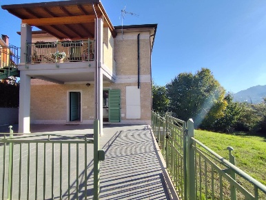 Foto Villa bifamiliare a Terni Tuillo di 230 m² con 6 locali in vendita