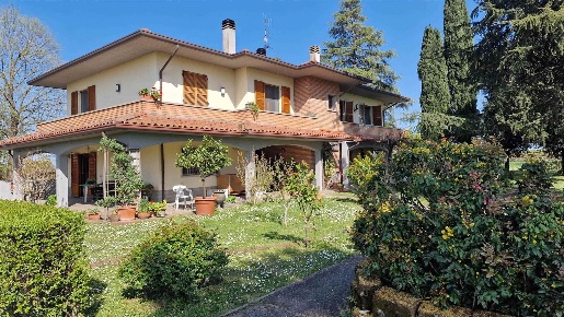 Foto Villa bifamiliare a Forlì Quattro di 300 m² con 10 locali in vendita