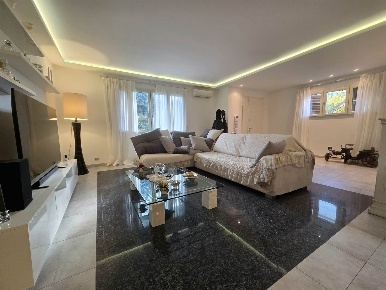 Foto Villa unifamiliare a Campi Bisenzio Centro di 430 m² con 17 locali