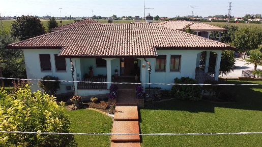 Foto Casa indipendente a Solesino Centro di 231 m² con 6 locali in vendita