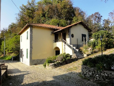 Foto Casa indipendente a Piana Crixia di 185 m² con 12 locali in vendita