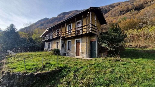 Foto Rustico in Via Flogno, Omegna Centro di 103 m² con 6 locali in vendita