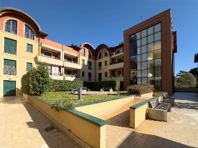 Foto Appartamento in Via Visconti 29, Somma Lombardo Centro di 80 m²