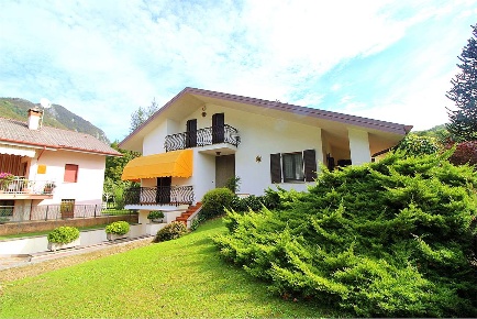 Foto Villa unifamiliare in Via Zomeais, Tarcento Zomeais di 300 m²