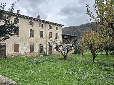 Foto Rustico in Via Squaranto 6, Verona Montorio di 1368 m² con 14 locali