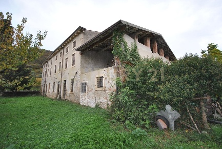 Foto Rustico in Via Squaranto 6, Verona Montorio di 1368 m² con 14 locali