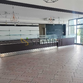 Foto Locale commerciale a Montemurlo Centro di 160 m² con 3 locali