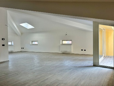 Foto Attico a Sarzana Centro di 91 m² con 4 locali in vendita