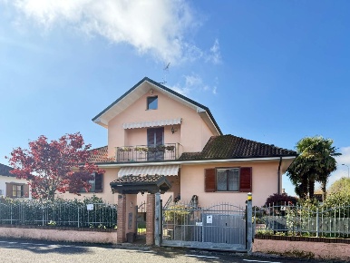 Foto Villa unifamiliare in Via Carducci 4, Vellezzo Bellini Centro