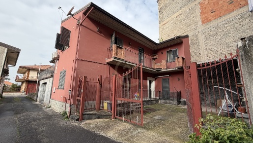 Foto Case semi ndipendenti a Belpasso Centro di 98 m² con 4 locali