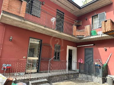 Foto Case semi ndipendenti a Belpasso Centro di 98 m² con 4 locali