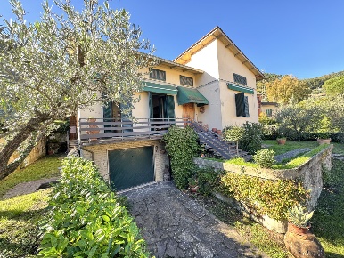 Foto Villa unifamiliare in Via Val di Bisenzio 267, Vaiano Centro di 310 m²