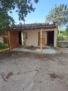 Foto Casa indipendente a Alanno Ticchione di 200 m² con 9 locali in vendita