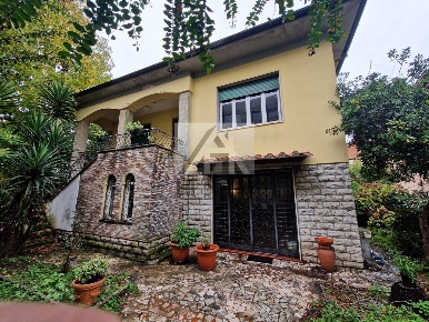 Foto Villa unifamiliare in Viale Alcide De Gasperi 37, Lucca Sant'Anna