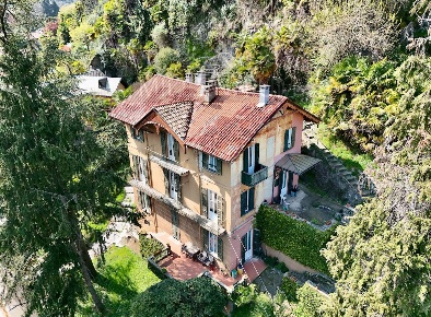 Foto Villa singola a Arona Centro di 400 m² con 10 locali in vendita