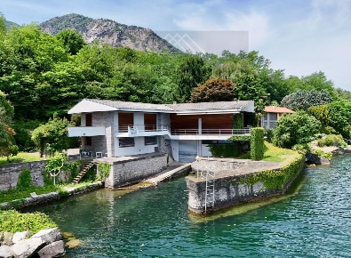 Foto Villa singola a Stresa Centro di 300 m² con 10 locali in vendita