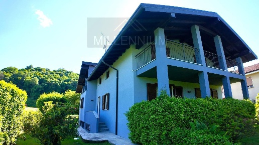 Foto Villa unifamiliare a Dormelletto di 440 m² con 7 locali in vendita