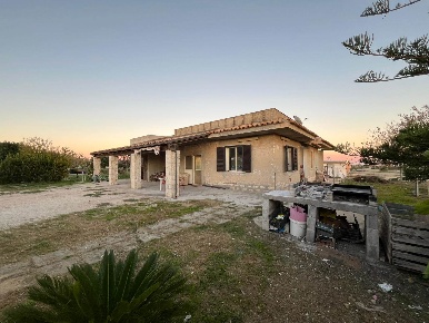 Foto Villa unifamiliare in Via degli Ulivi, Pachino di 160 m² con 6 locali