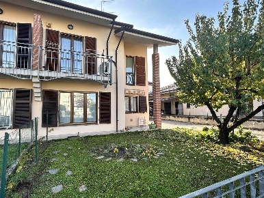 Foto Villa bifamiliare a Pontenure Centro di 145 m² con 6 locali in vendita