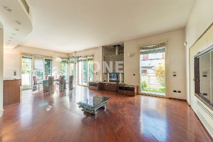 Foto Villa unifamiliare in Corso Palmiro Togliatti  23, Vigevano di 700 m²