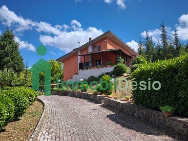 Foto Villa unifamiliare a Pignola di 350 m² con 11 locali in vendita