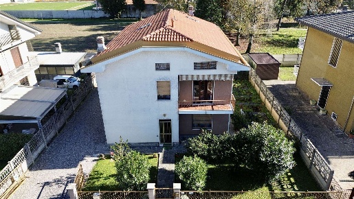 Foto Villa unifamiliare in Via Galileo Galilei 6, Rovellasca di 375 m²