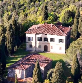 Foto Rustico a Pomarance di 1090 m² con 30 locali in vendita