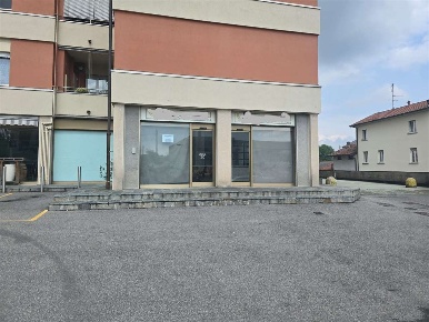 Foto Negozio in Via Lombardia, Cantù Mirabello di 280 m² con 7 locali