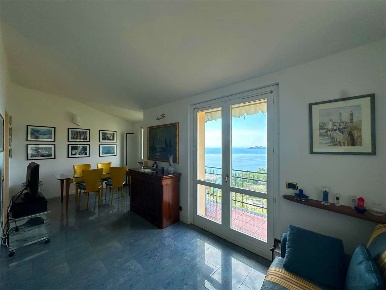 Foto Appartamento in Via Bernabò Brea, Zoagli Centro di 70 m² con 4 locali