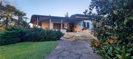 Foto Villa unifamiliare a Treviso di 400 m² con 8 locali in vendita